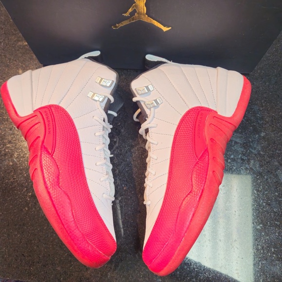 Sz 5.5y AIR JORDAN 12 RETRO 'CHERRY' 2023 - Picture 7 of 9
